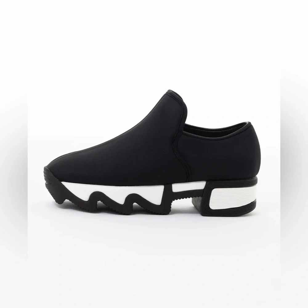 New iRi WES I Black Outline Low Top Women’s Sneaker – Size 10.5W / EU 40.5